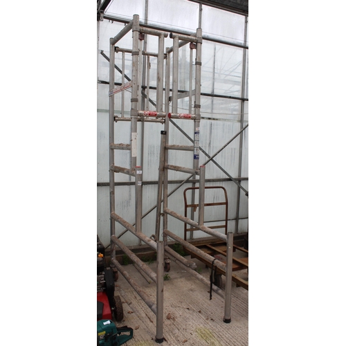 10 - ALUMINIUM SCAFFOLDING PLATFORM  NO VAT