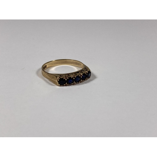 64 - A 9CT YELLOW GOLD & SAPPHIRE FIVE STONE RING, WEIGHT 2.6G