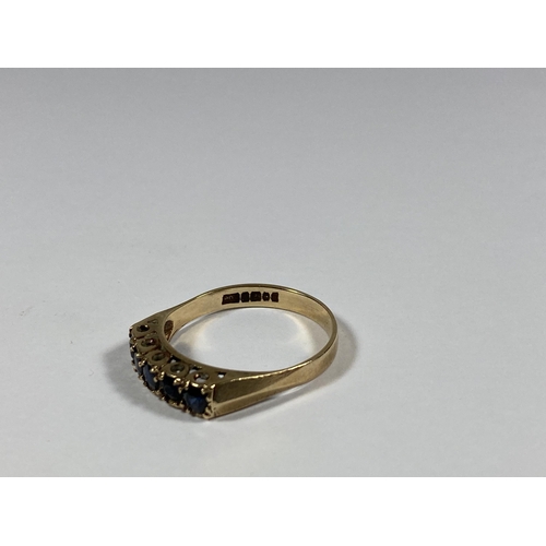 64 - A 9CT YELLOW GOLD & SAPPHIRE FIVE STONE RING, WEIGHT 2.6G