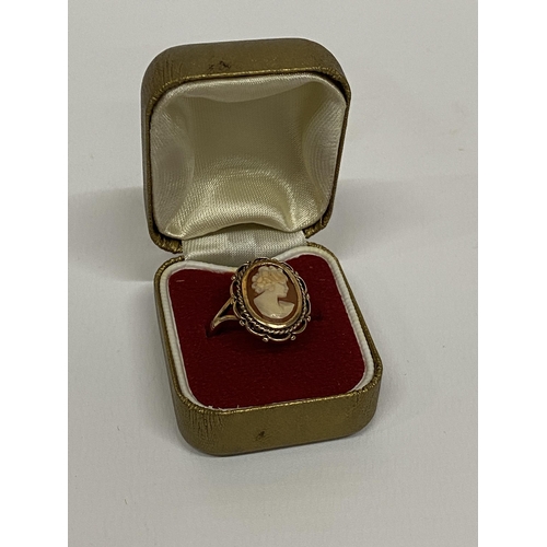 66 - A BOXED 9CT YELLOW GOLD CAMEO RING, SIZE R/S, WEIGHT 3.76G