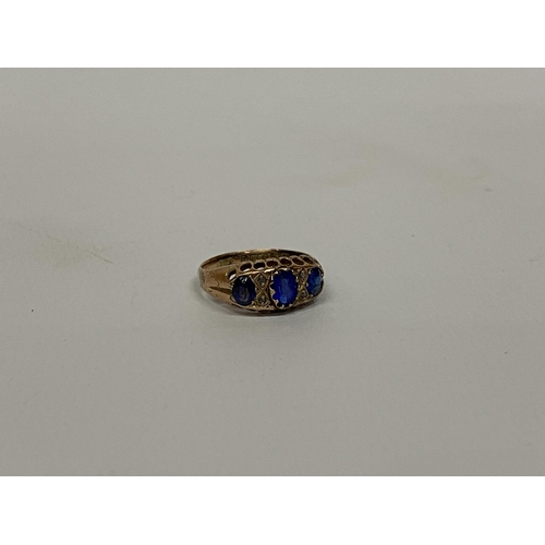 67 - A 9CT YELLOW GOLD THREE STONE SAPPHIRE RING, SIZE M, WEIGHT 2.13G