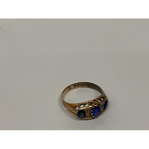 67 - A 9CT YELLOW GOLD THREE STONE SAPPHIRE RING, SIZE M, WEIGHT 2.13G