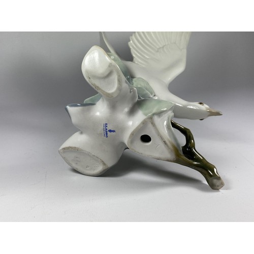 99 - A LARGE LLADRO CERAMIC MODEL OF A BIRD