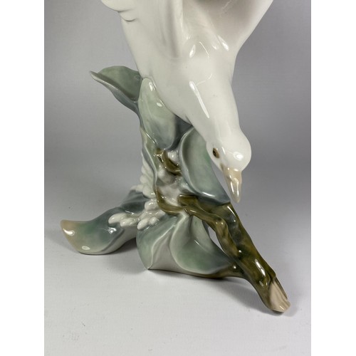 99 - A LARGE LLADRO CERAMIC MODEL OF A BIRD