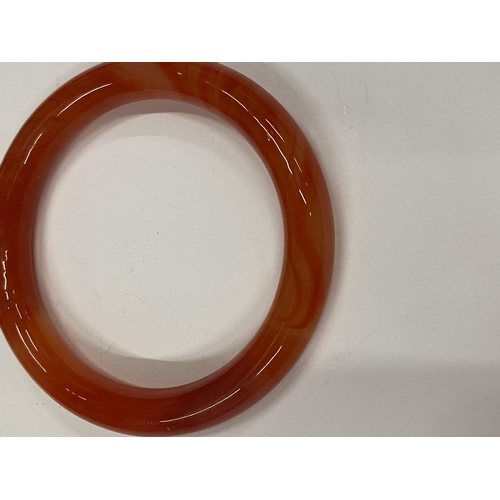 25 - A JADE STYLE ORANGE BANGLE