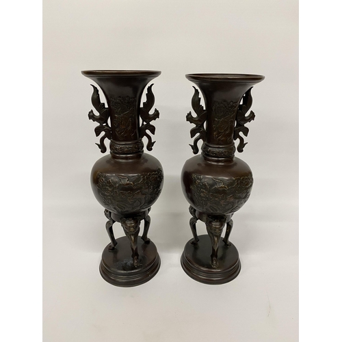 314 - A PAIR OF LARGE JAPANESE MEIJI PERIOD (1868-1912) BRONZE VASE WITH TRIPOD LEGS ON BASE, HEIGHT 43CM