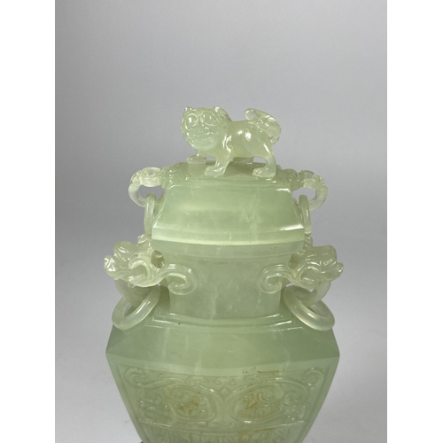 385 - A DECORATIVE ORIENTAL JADE TYPE HARDSTONE LIDDED VASE ON WOODEN BASE, HEIGHT 19CM