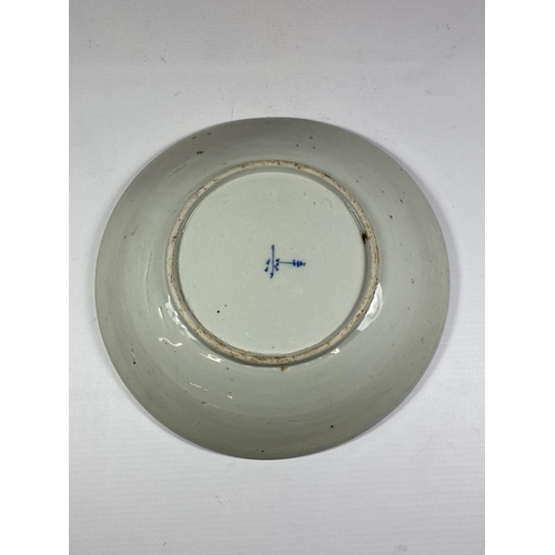 388 - A LATE 19TH / EARLY 20TH CENTURY CHINESE PORCELAIN FISH DESIGN PLATE, MARKS TO BASE, DIAMETER 21.5CM