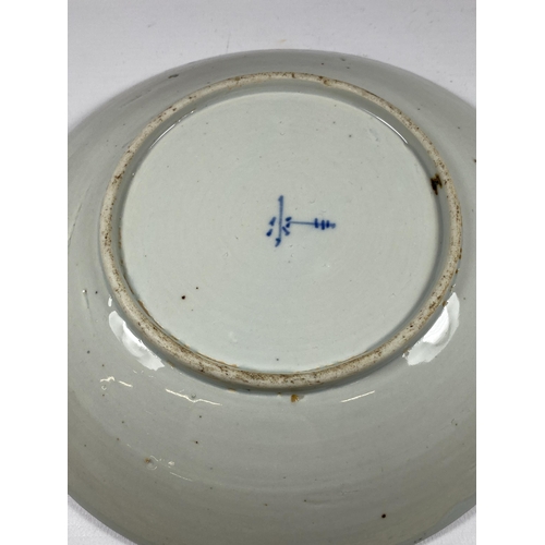 388 - A LATE 19TH / EARLY 20TH CENTURY CHINESE PORCELAIN FISH DESIGN PLATE, MARKS TO BASE, DIAMETER 21.5CM