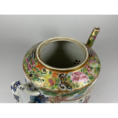 389 - A 19TH CENTURY CHINESE CANTON FAMILLE ROSE TEAPOT, HEIGHT 14CM