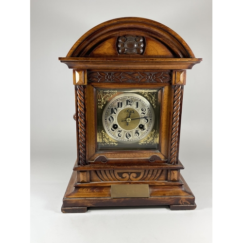 1 - A VINTAGE JUNGHANS GERMAN MAHOGANY CASED MANTLE CLOCK WITH PENDULUM, HEIGHT 38CM