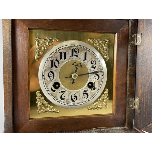 1 - A VINTAGE JUNGHANS GERMAN MAHOGANY CASED MANTLE CLOCK WITH PENDULUM, HEIGHT 38CM