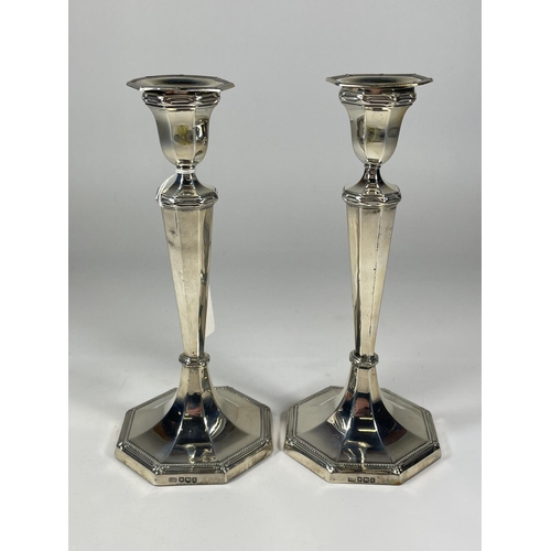 10 - A PAIR OF GEORGE V SILVER CANDLESTICKS, HALLMARKS FOR SHEFFIELD, 1918, MAKERS HARRISON BROTHERS, HEI... 