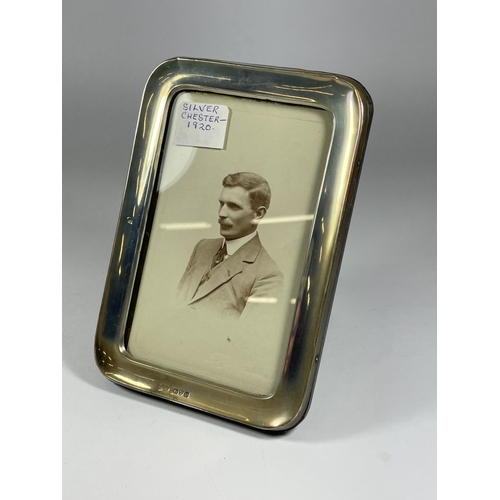 14 - A GEORGE V SILVER PHOTO FRAME, HALLMARKS FOR CHESTER, 1920, HEIGHT 17CM