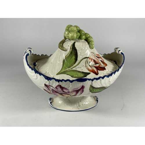 27 - A DAVENPORT POTTERY LEAF DESIGN LIDDED TUREEN, 18 X 20CM