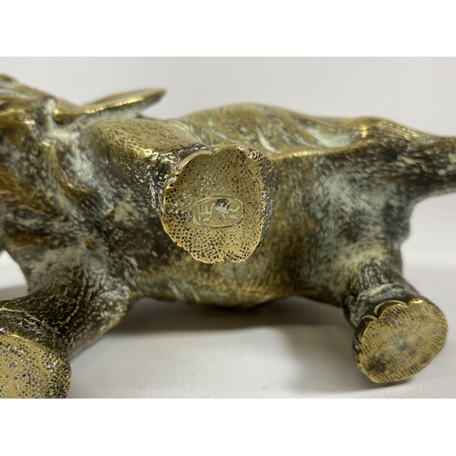 395 - A CHINESE SOLID BRASS ELEPHANT FIGURE WITH CHINESE CHARACTER MARK TO FOOT, LENGTH 22CM