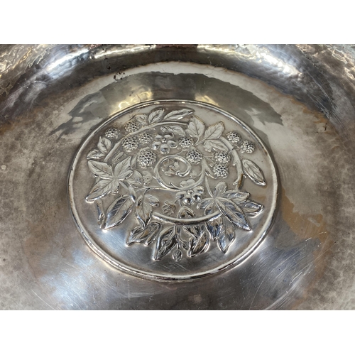 82 - A RARE ART NOUVEAU 'D.S.C.G' SILVER PLATED - DUCHESS SUTHERLAND CRIPPLES GUILD HAMMERED EFFECT BOWL ... 