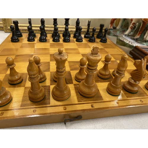 84 - A VINTAGE 1940'S WOODEN CHESS SET WITH STAUNTON STYLE PIECES, COMPLETE