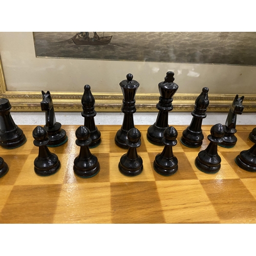 84 - A VINTAGE 1940'S WOODEN CHESS SET WITH STAUNTON STYLE PIECES, COMPLETE