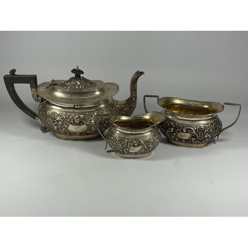 89 - AN EDWARDIAN SILVER THREE PIECE TEA SET COMPRISING TEAPOT, SUGAR BOWL AND CREAM JUG, HALLMARKS FOR B... 