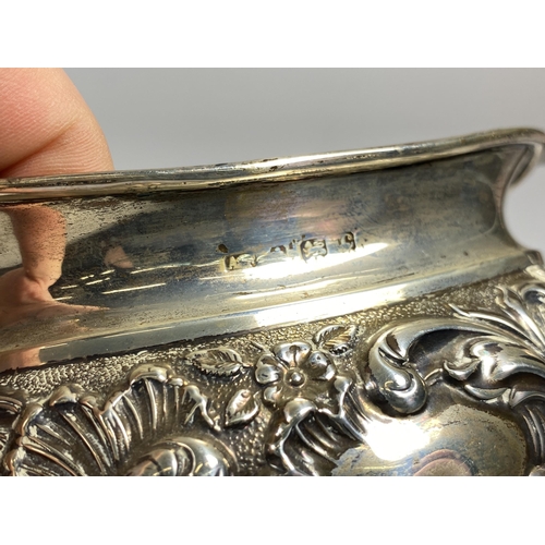 89 - AN EDWARDIAN SILVER THREE PIECE TEA SET COMPRISING TEAPOT, SUGAR BOWL AND CREAM JUG, HALLMARKS FOR B... 