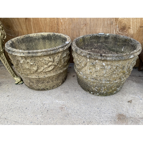 1214 - A PAIR OF RECONSTITUTED STONE PLANTERS (H:30CM)