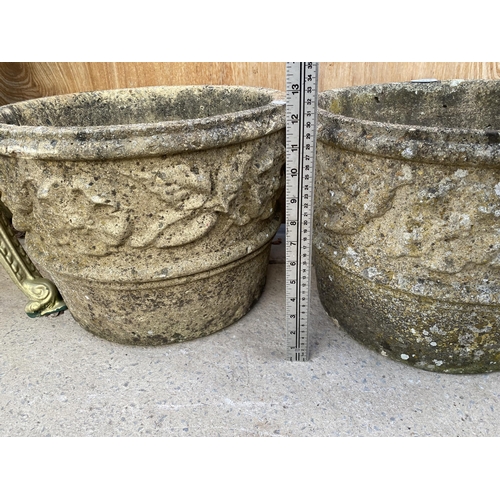 1214 - A PAIR OF RECONSTITUTED STONE PLANTERS (H:30CM)