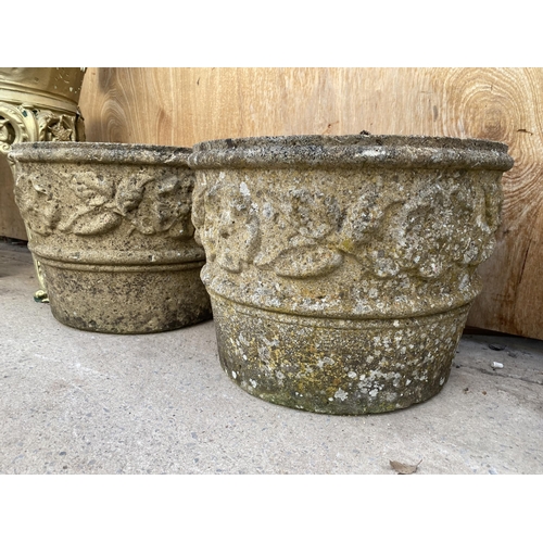 1214 - A PAIR OF RECONSTITUTED STONE PLANTERS (H:30CM)