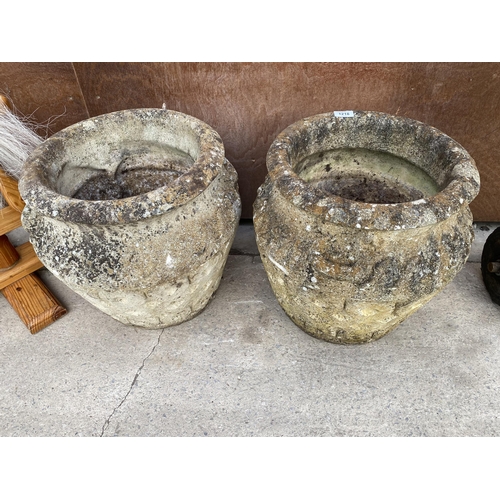 1218 - A PAIR OF RECONSTITUTED STONE PLANTERS (H:39CM)