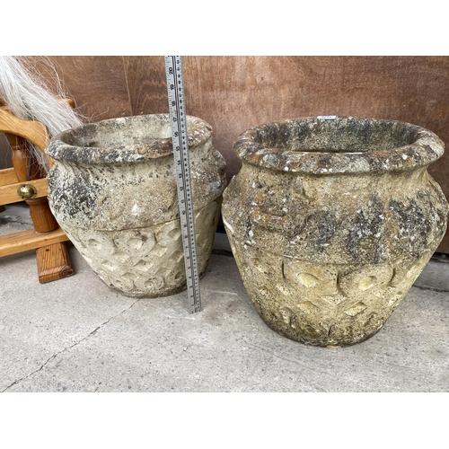 1218 - A PAIR OF RECONSTITUTED STONE PLANTERS (H:39CM)