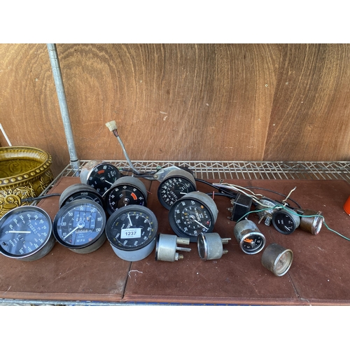 1237 - AN ASSORTMENT OF VINTAGE AUTOMOBILE DASHBOARD GAUGES TO INCLUDE SPEEDOMETERS, CLOCKS AND OIL GAUGES ... 