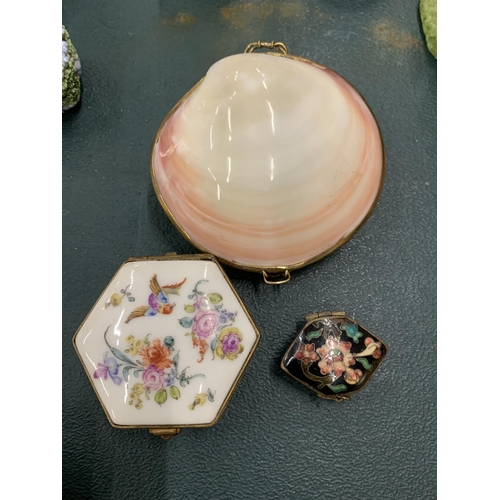 109 - A QUANTITY OF VINTAGE TRINKET BOXES TO INCLUDE A BILSTON ENAMEL EXAMPLE, AN OYSTER SHELL, ETC