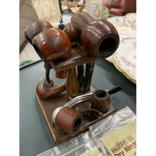 115 - A VINTAGE PIPE STAND WITH A QUANTITY OF PIPES PLUS THREE BAGS OF DRY RINGS