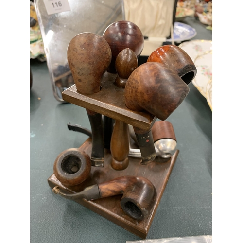 115 - A VINTAGE PIPE STAND WITH A QUANTITY OF PIPES PLUS THREE BAGS OF DRY RINGS