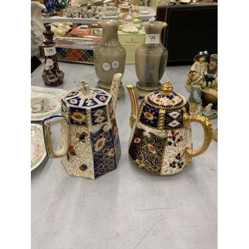 125 - SEVEN PIECES OF UNMARKED CROWN DERBY STYLE CHINA TO INCLUDE A TEA AND COFFEE POT, SUGAR BOWL, CREAM ... 