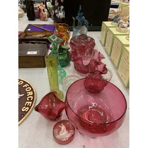 131 - A QUANTITY OF COLOURED GLASSWARE TO INCLUDE CRANBERRY, AMBER, GREEN AND BLUE, JUGS, BOWLS, VASES, ET... 