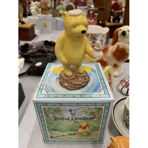 135 - A QUANTITY OF CERAMIC ITEMS TO INCLUDE A BOXED ROYAL DOULTON WINNIE-THE-POOH, ROYAL COPENHAGEN 'FROG... 