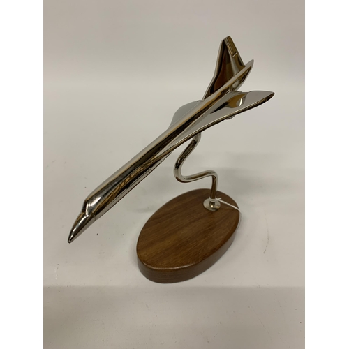 165 - A CHROME MODEL OF CONCORDE ON A WOODEN BASE HEIGHT 19CM