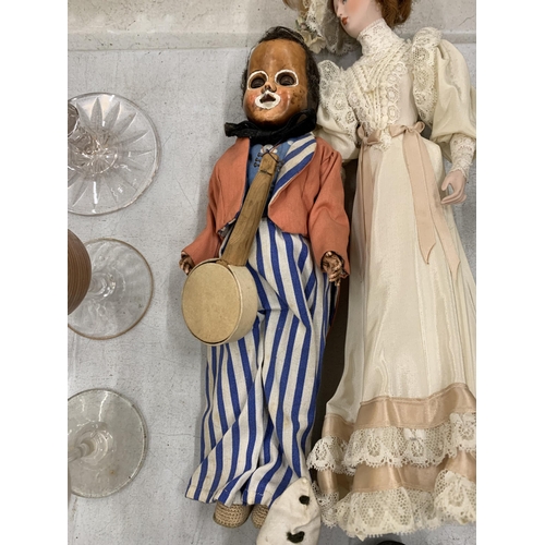 204 - A COLLECTION OF DOLLS TO INCLUDE A 1920'S/30'S WOODEN 'BRUSH' DOLL, PEG, CLOWN WITH CERAMIC LIMBS AN... 