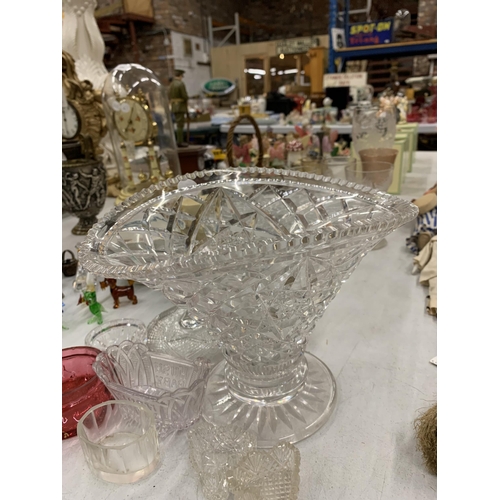 205 - A QUANTITY OF GLASSWARE TO INCLUDE VICTORIAN PRESSED GLASS CAKE STAND, VINTAGE GLASSES, VASE, BOWLS,... 