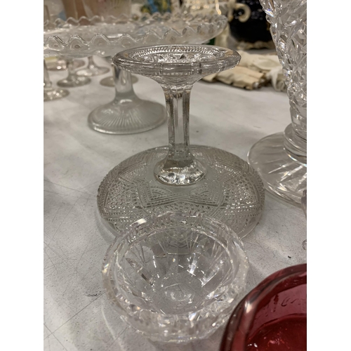 205 - A QUANTITY OF GLASSWARE TO INCLUDE VICTORIAN PRESSED GLASS CAKE STAND, VINTAGE GLASSES, VASE, BOWLS,... 