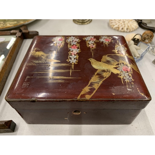 207 - AN ORIENTAL STYLE LACQUERED BOX CONTAINING A QUANTITY OF YELLOW METAL COSTUME JEWELLERY TO INCLUDE B... 