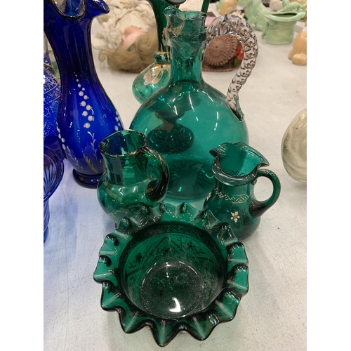 225 - A QUANTITY OF GREEN AND BLUE COLOURED GLASS TO INCLUDE MARY GREGORY STYLE, JUGS, VASES, BOWLS, ETC