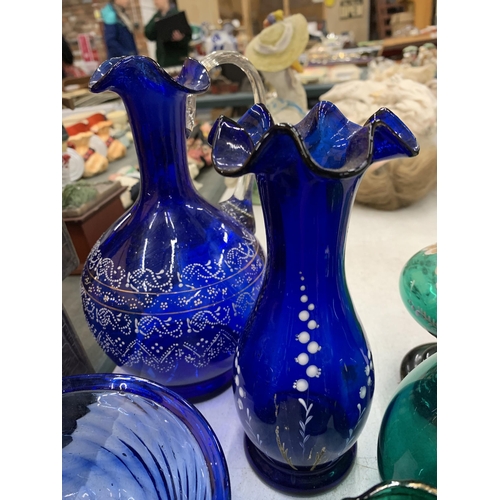 225 - A QUANTITY OF GREEN AND BLUE COLOURED GLASS TO INCLUDE MARY GREGORY STYLE, JUGS, VASES, BOWLS, ETC