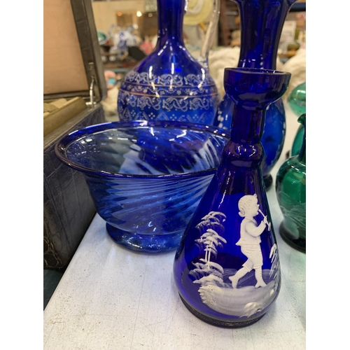 225 - A QUANTITY OF GREEN AND BLUE COLOURED GLASS TO INCLUDE MARY GREGORY STYLE, JUGS, VASES, BOWLS, ETC