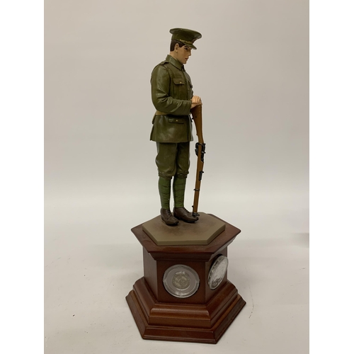 257 - A DANBURY MINT FIGURE OF A WORLD WAR 1 SOLDIER 'WE WILL REMEMBER THEM' HEIGHT 31CM