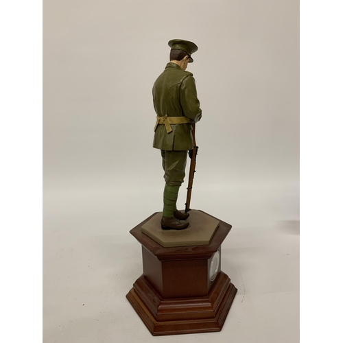 257 - A DANBURY MINT FIGURE OF A WORLD WAR 1 SOLDIER 'WE WILL REMEMBER THEM' HEIGHT 31CM