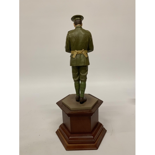 257 - A DANBURY MINT FIGURE OF A WORLD WAR 1 SOLDIER 'WE WILL REMEMBER THEM' HEIGHT 31CM