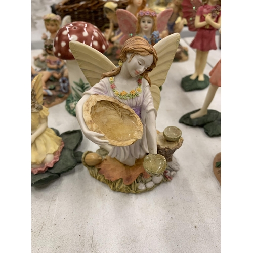 258 - A LARGE QUANTITY OF COLLECTABLE FAIRY FIGURES TO INCLUDE THE LEONARDO COLLECTION