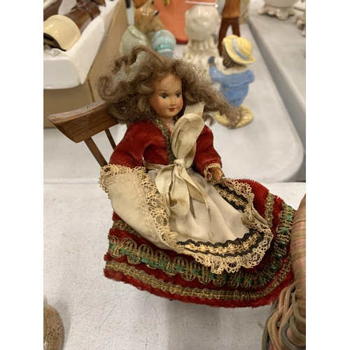 261 - A QUANTITY OF SMALL VINTAGE DOLLS TO INCLUDE DOLLS IN ORIGINAL COSTUME, ON CHAIRS, ETC